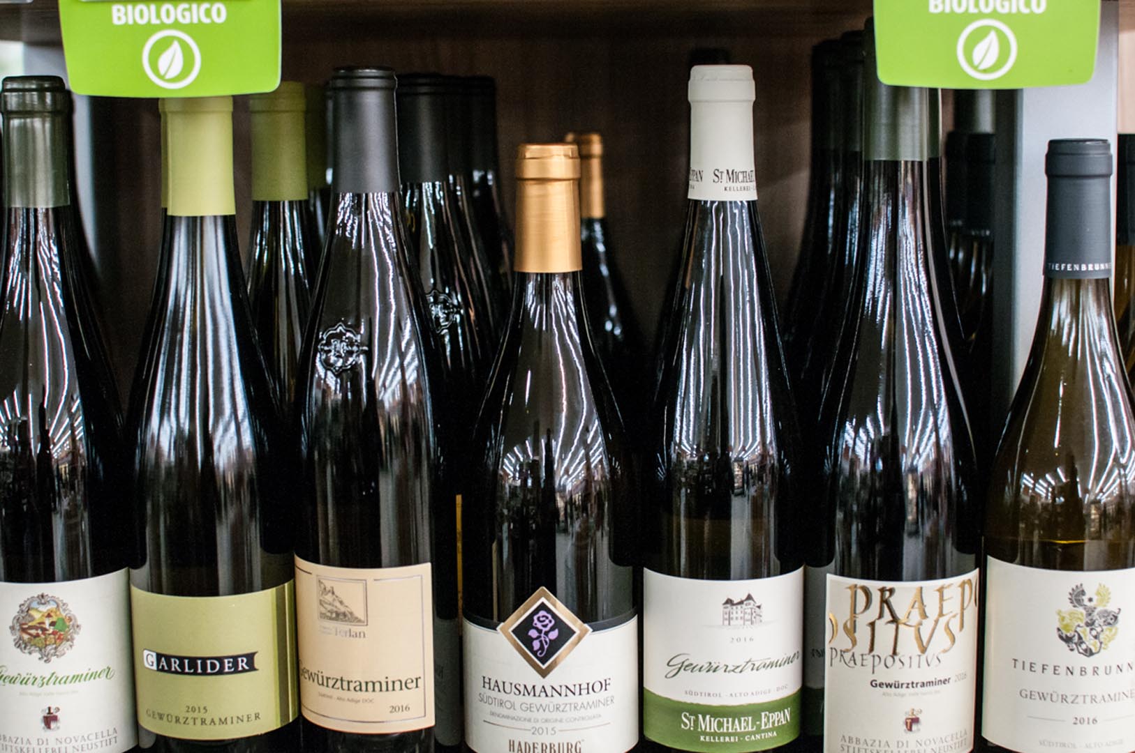 Particolare dello scaffale vini, etichette Gewurtztraminer