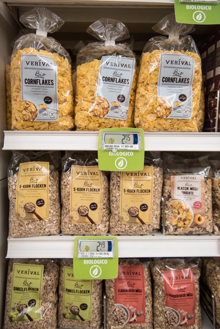 Scaffale cereali biologici, cornflakes marca Verival